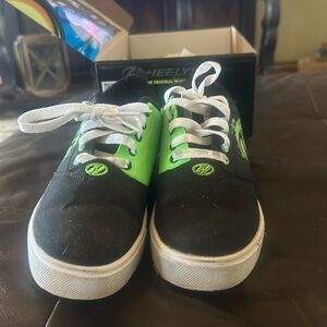 Size 7 Heelys skate shoes.